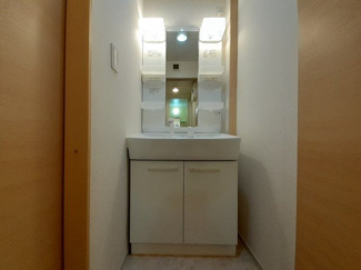 【洗面所】 | スリーアロー　Ａ | 広い洗面スペース