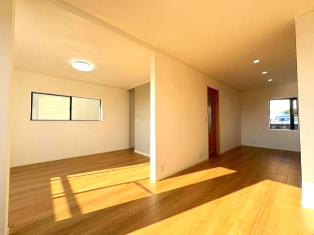 神戸市垂水区美山台1丁目の居間・リビング|LDKは約20帖♪全居室二面採光◎