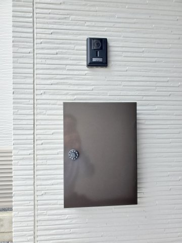 三郷市　戸ケ崎1丁目　新築戸建　全4棟の玄関|宅配ボックス完備