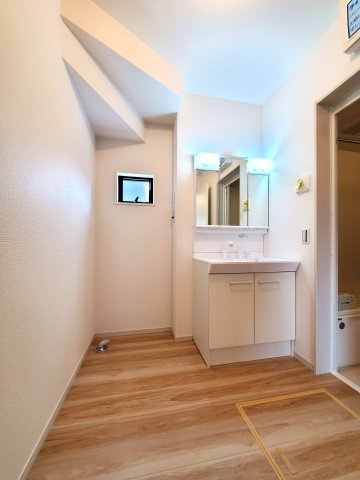 三郷市　戸ケ崎1丁目　新築戸建　全4棟の独立洗面台|独立洗面台、毎朝おしゃれに忙しい女性の方におすすめです