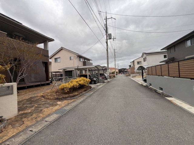 加東市南山３丁目の中古一戸建の前面道路含む現地写真