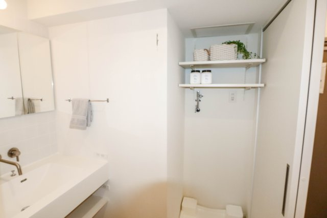 【洗面所】 | セレッソコート中之島公園 | 室内洗濯機置き場には上部に棚が有ります♪