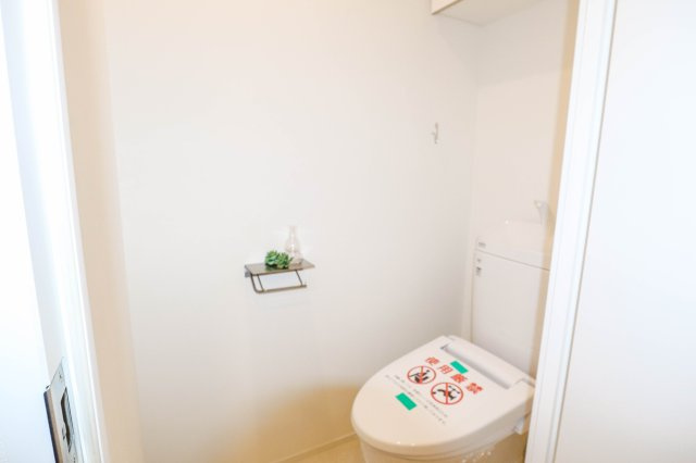 【トイレ】 | セレッソコート中之島公園 | すっきりとしたトイレ。便利な吊戸棚が有ります♪
