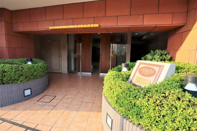 【エントランス】 | セレッソコート中之島公園 | お向かいには南天満公園。春には桜が満開です。