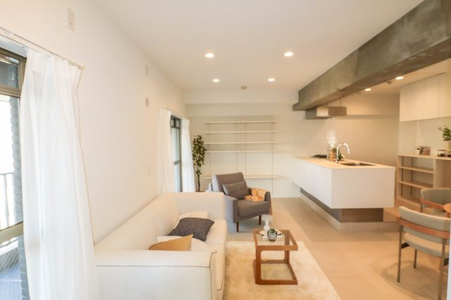 【居間・リビング】 | セレッソコート中之島公園 | 2面バルコニーの有る角部屋♪
※設置されている家具小物等はディスプレイ用です