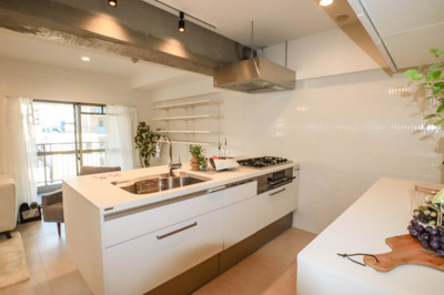 【キッチン】 | セレッソコート中之島公園 | お洒落なオープンキッチン♪便利なカップボードも有ります♪

※設置されている家具小物等はディスプレイ用です