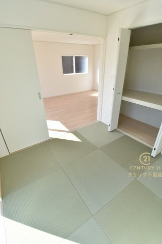 Cradlegarden　 ひたちなか市平磯遠原町　第2　4の和室|癒しの空間和室は、ペタンと座ったりゴロンと横になったり、寛ぎの場所になります。たっぷりの収納スペースは折戸でデザインしました。