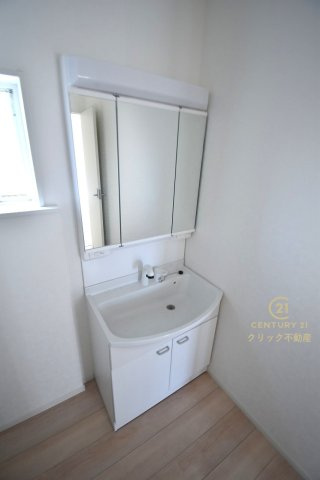 Cradlegarden　 ひたちなか市平磯遠原町　第2　4の独立洗面台|シャンプードレッサー付き洗面台は、広めで使いやすい、お手入れが楽なデザイン。窓があるので採光、通風良好です！