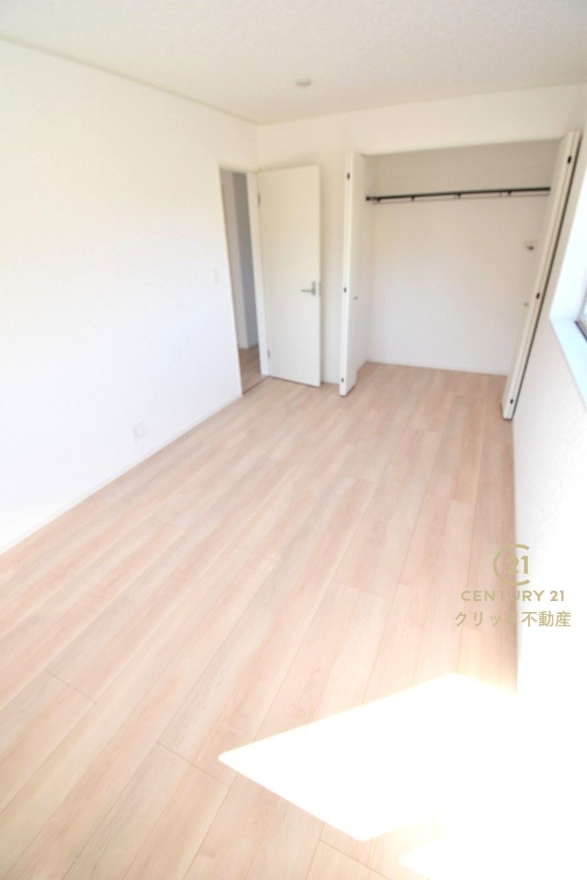 Cradlegarden　 ひたちなか市平磯遠原町　第2　4の洋室|折戸を開くと壁面クローゼット。衣類が横一列に並ぶためひと目で洋服が選びやすい！衣類をたくさんお持ちの方もスッキリ片付きます♪