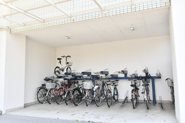 アーバンみらい東大宮東二番街の駐輪場|使用料無料の駐輪場。
■難しいイメージの住宅ローンは経験スタッフが丁寧にお手伝いしますのでご安心下さい。皆様のご来店、心よりお待ちしております。

