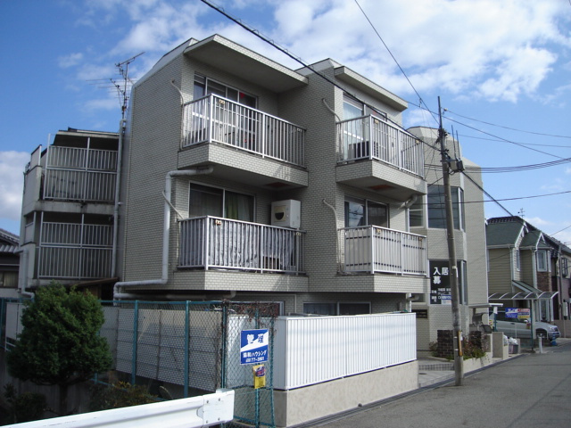 カーサ逆瀬川の外観