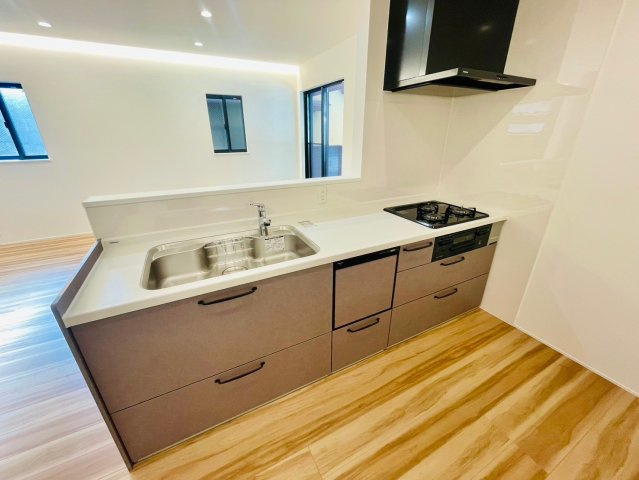 淀生津町　メインプランの完成予想図|【施工例】
正面に遮るものがない対面キッチン。キッチンワークをしながらお子様の様子も確認できる忙しいパパママに嬉しい配置です。