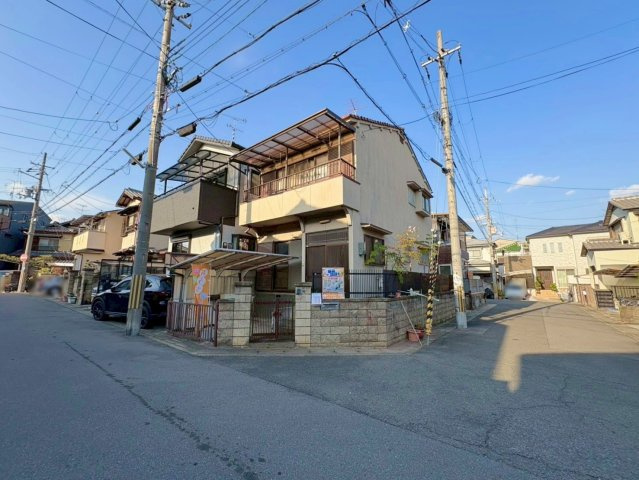 淀生津町　メインプランの前面道路含む現地写真|『２方向の道路に面した南東角地！』
日当たり＆風通しが良好！
晴れた日は太陽の温かな光がお部屋に差し込みますね♪（R8.1撮影）