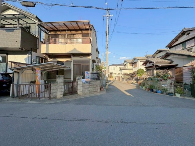 淀生津町　メインプランの前面道路含む現地写真|前道６ｍ＆間口９.５ｍ×６.８ｍと見通しが良く、車の出し入れがスムーズに！お車の駐車に不安を感じる方でも安心♪（R8.1撮影）