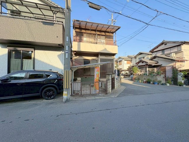 淀生津町　建築条件無土地の前面道路含む現地写真|『おうちのよいところ・わるいところ』◎高速が近い為、お車でのお出かけや通勤に嬉しい！だけど…△最寄り駅まで徒歩だと４０分かかるので自転車かバスの利用が必要になるかも…（Ｒ８．１撮影）