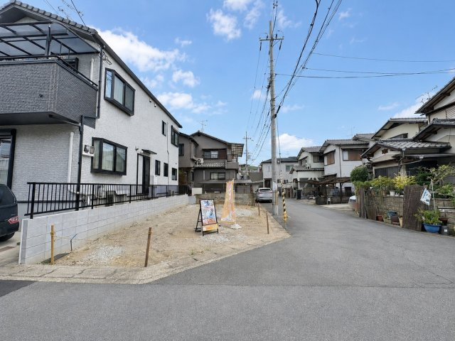 淀生津町　建築条件無土地の前面道路含む現地写真|『おうちのよいところ・わるいところ』◎高速が近い為、お車でのお出かけや通勤に嬉しい！だけど…△最寄り駅まで徒歩だと４０分かかるので自転車かバスの利用が必要になるかも…（R8.7撮影）