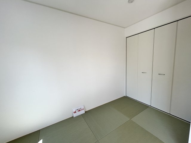 【Cradle garden】上三川町上三川 第5の和室|〇和室4帖〇
和室には押入をご用意いたしました♪お子様のお昼寝用のお布団や季節の家電もしまえるので和室をいつもすっきりと使えます♪模様替えの際も楽ちんですね♪
※2026年3月撮影