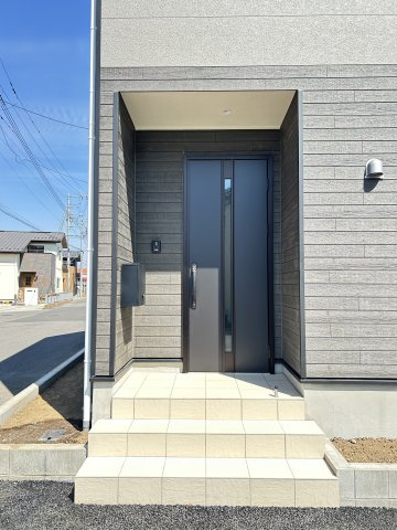 【Cradle garden】上三川町上三川 第5のエントランス|〇玄関ポーチ〇
飽きのこないシックなデザインの玄関ドア。雨の日でも安心な屋根付き、LED人感センサーダウンライト付き玄関ポーチです。防犯カメラ、TVモニター付きインターホンも標準装備で防犯面も安心♪
