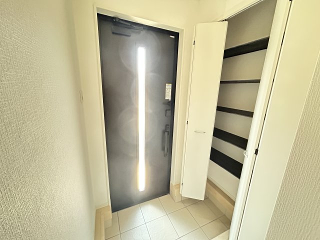 【Cradle garden】上三川町上三川 第5の玄関|〇玄関〇
シューズクロークの中は全て自由に動かせる可動棚タイプのため、季節物の長いブーツ類もキレイにすっきり収納できます！
※2026年3月撮影