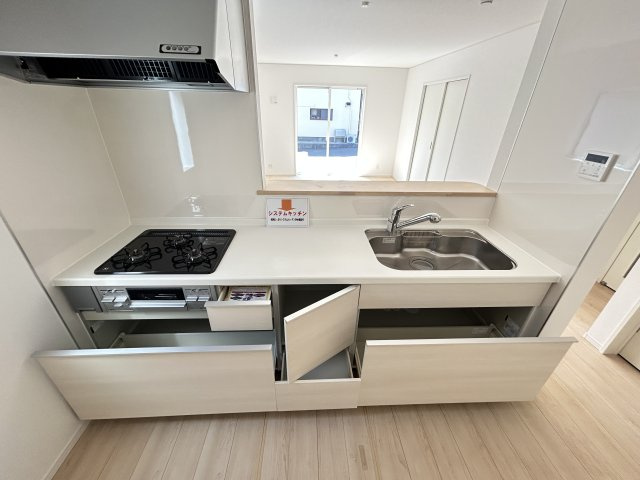 【Cradle garden】上三川町上三川 第5のキッチン|〇キッチン〇
浄水器付きシャワー混合水栓。カウンターはインテリア性に優れた人造大理石製。洗練されたスタイリッシュなデザインと使い勝手を追求した設備、豊富な収納力にも大満足です。									

