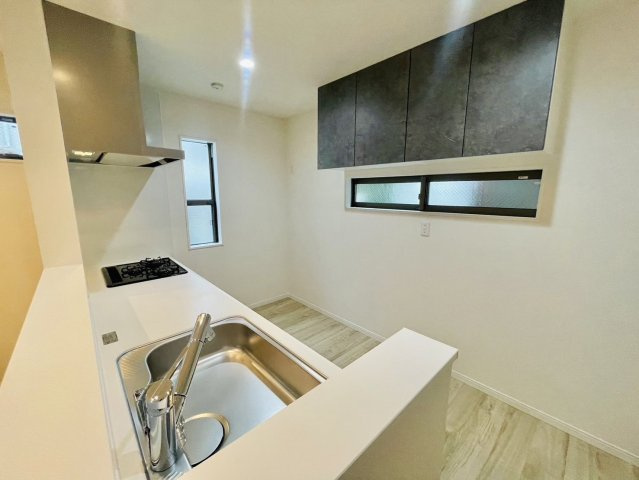 西七条名倉町　新築参考プランの完成予想図|【施工例】
手元の隠れるキッチンカウンターは生活空間への水跳ねの心配が少なく、見た目のごちゃつきも隠せちゃうのが嬉しいポイント！