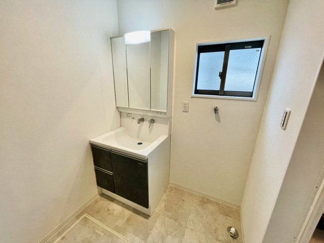 西七条名倉町　新築参考プランの完成予想図|【施工例】
1日の始まりの朝、歯磨きをしたりメイクや髪をセットしたり…使いやすさが考えられた洗面です。シャワー付水栓で洗面台での掃除に大変便利！