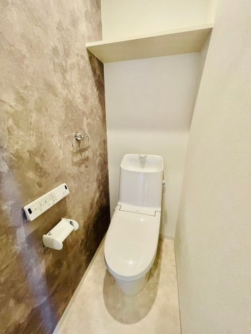 西七条名倉町　新築参考プランの完成予想図|【施工例】
多機能なウォシュレット付！温かい便座でホッと一息つけちゃう至福の空間に。壁リモコンで両サイドがスッキリ。多彩な機能付で清潔なトイレ空間に♪