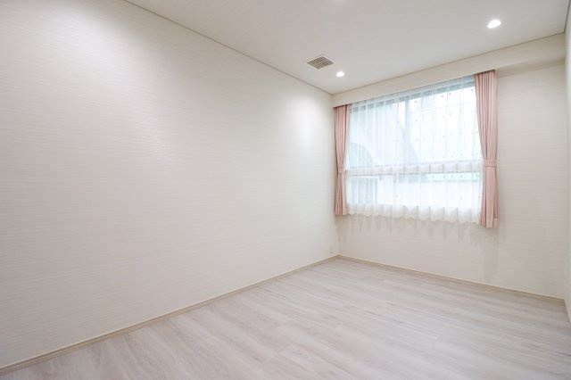 西七条名倉町　新築参考プランの完成予想図|【施工例】
木目や白を基調としたシンプルな仕上がりの洋室はインテリアプランが考えやすいのが魅力！ベッドや机など無理なく配置できる広さです！