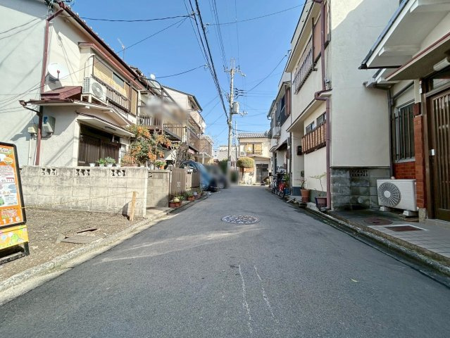 西七条名倉町　新築参考プランの前面道路含む現地写真|【おうちのよいところ・わるいところ】
最寄り駅までは徒歩１４分と雨の日は移動がすこし大変に感じるかも…だけど、徒歩５分の距離にバス停もございます！（R8.2撮影）