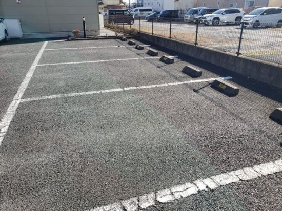 レオパレスボヌールの駐車場