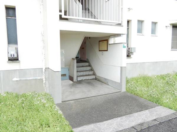 ビレッジハウス本城4号棟のエントランス