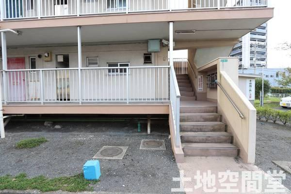 ビレッジハウス則松4号棟のエントランス