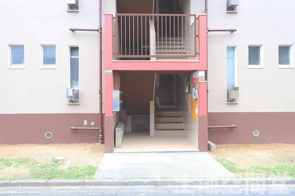 ビレッジハウス水巻2号棟のエントランス