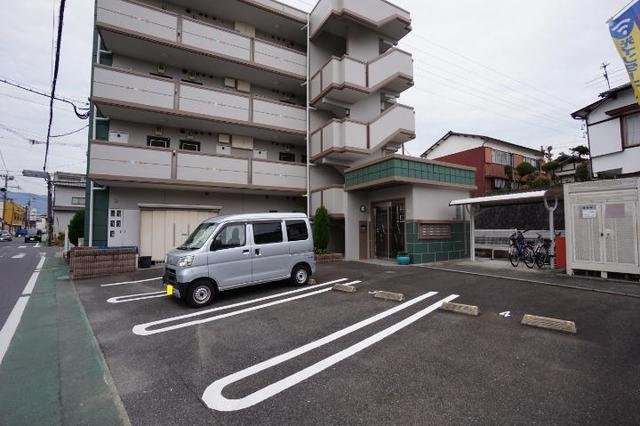 カンフィデンス三ヶ森の駐車場