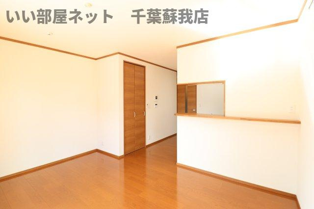 Ohana Houseの居間・リビング|こちらのリビングで趣味の時間をお楽しみください