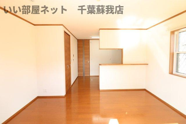 Ohana Houseの居間・リビング|こちらのリビングで趣味の時間をお楽しみください