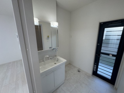 【独立洗面台】 | 南城市知念久手堅（全4棟）B号棟 | B号棟　三面鏡付き洗髪洗面化粧台♪お勝手口付き♪