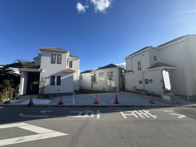 【外観】 | 南城市知念久手堅（全4棟）ラストB号棟 | B号棟　並列駐車4台可♪素敵な植栽付き♪