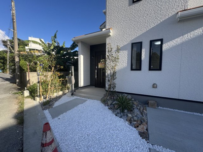 【エントランス】 | 南城市知念久手堅（全4棟）B号棟 | B号棟　オシャレな植栽付きのエントランス♪