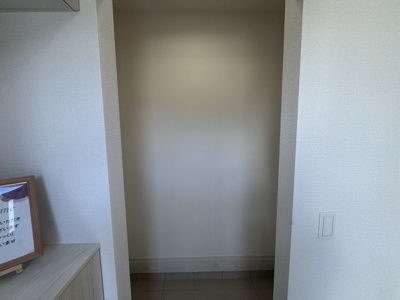 【玄関】 | 南城市知念久手堅（全4棟）B号棟 | B号棟　十分な収納付き玄関♪SIC付き♪