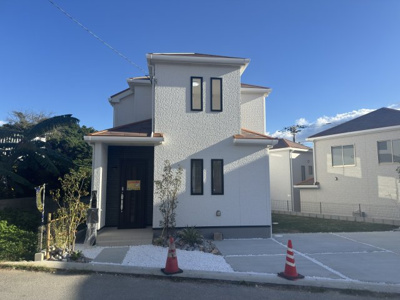 【外観】 | 南城市知念久手堅（全4棟）B号棟 | B号棟　並列駐車4台可♪