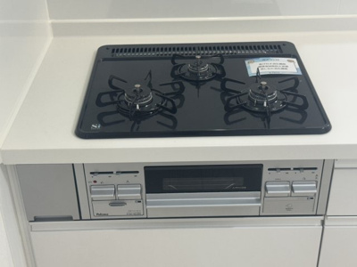 【キッチン】 | 南城市知念久手堅（全4棟）B号棟 | B号棟　三口コンロ♪