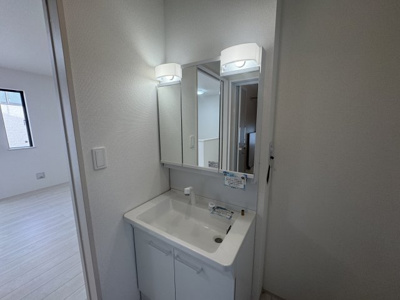 【独立洗面台】 | 南城市知念久手堅（全4棟）B号棟 | B号棟　三面鏡付き洗髪洗面化粧台♪