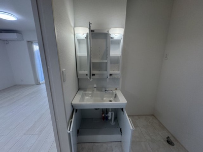 【独立洗面台】 | 南城市知念久手堅（全4棟）B号棟 | B号棟　収納にも便利な三面鏡付き洗髪洗面化粧台♪