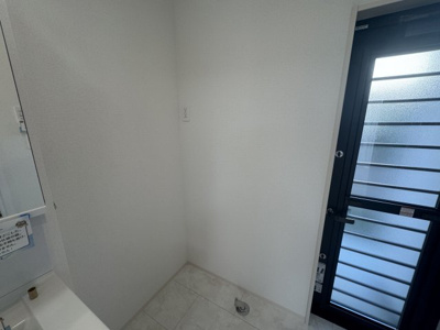 【ランドリースペース】 | 南城市知念久手堅（全4棟）B号棟 | B号棟　洗濯機置き場♪お勝手口付き♪