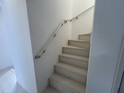 【内装】 | 南城市知念久手堅（全4棟）B号棟 | B号棟　手すり付き階段♪