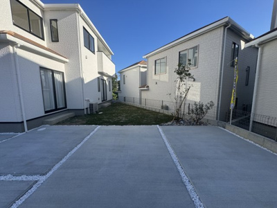 【庭】 | 南城市知念久手堅（全4棟）B号棟 | B号棟　素敵な植栽付きのお庭♪並列駐車4台可♪