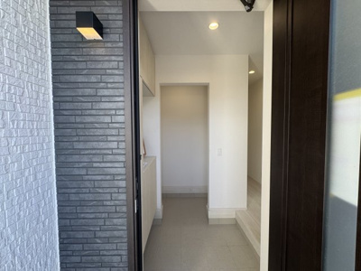 【玄関】 | 南城市知念久手堅（全4棟）B号棟 | B号棟　十分な収納付き玄関♪SIC付き♪