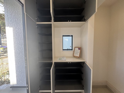 【玄関】 | 南城市知念久手堅（全4棟）B号棟 | B号棟　十分な収納付き玄関♪SIC付き♪