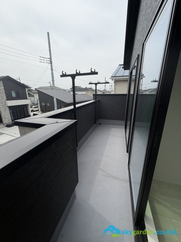 平塚市豊田宮下3期　新築戸建　全2棟2号棟のバルコニー